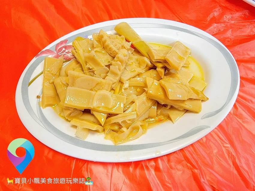 [食]新北石碇 好吃的閹雞在石碇 肉質Ｑ彈多汁可口 沾上特製辣椒醬油 口感更是一絕~ 美美飲食店