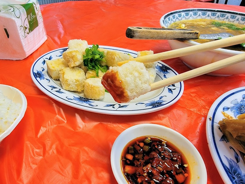 [食]新北石碇 好吃的閹雞在石碇 肉質Ｑ彈多汁可口 沾上特製辣椒醬油 口感更是一絕~ 美美飲食店