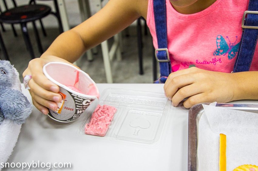 【屏東景點】墾丁親子景點|阿信巧克力農場~巧克力生態DIY、夜探梅花鹿,餵小鹿喝奶,好玩有趣的親子生態體驗