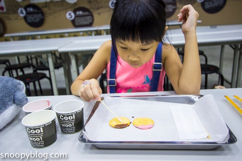 【屏東景點】墾丁親子景點|阿信巧克力農場~巧克力生態DIY、夜探梅花鹿,餵小鹿喝奶,好玩有趣的親子生態體驗