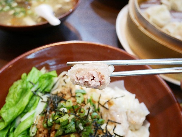 皇宸饌小籠湯包(向上店):皇宸饌小籠湯包-台中西區小吃 主打湯包蒸餃 銅板價格輕鬆享用 誰要來挑戰幸福全餐 絕對飽到走不動