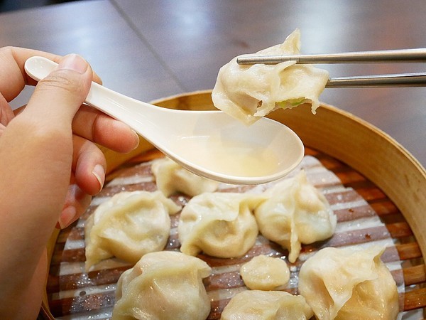 皇宸饌小籠湯包(向上店):皇宸饌小籠湯包-台中西區小吃 主打湯包蒸餃 銅板價格輕鬆享用 誰要來挑戰幸福全餐 絕對飽到走不動