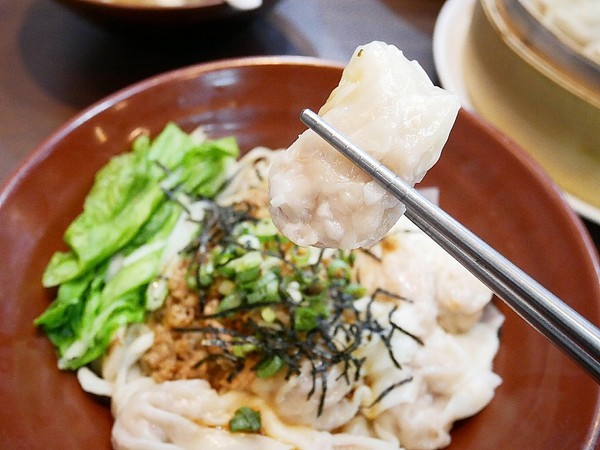 皇宸饌小籠湯包(向上店):皇宸饌小籠湯包-台中西區小吃 主打湯包蒸餃 銅板價格輕鬆享用 誰要來挑戰幸福全餐 絕對飽到走不動