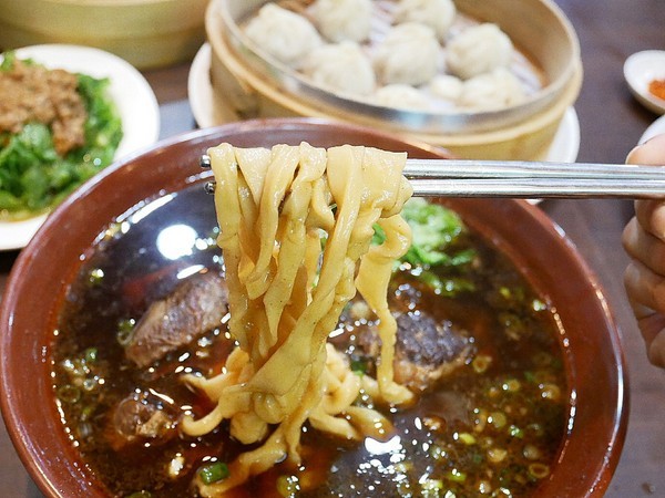 皇宸饌小籠湯包(向上店):皇宸饌小籠湯包-台中西區小吃 主打湯包蒸餃 銅板價格輕鬆享用 誰要來挑戰幸福全餐 絕對飽到走不動