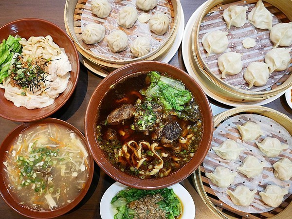 皇宸饌小籠湯包(向上店):皇宸饌小籠湯包-台中西區小吃 主打湯包蒸餃 銅板價格輕鬆享用 誰要來挑戰幸福全餐 絕對飽到走不動