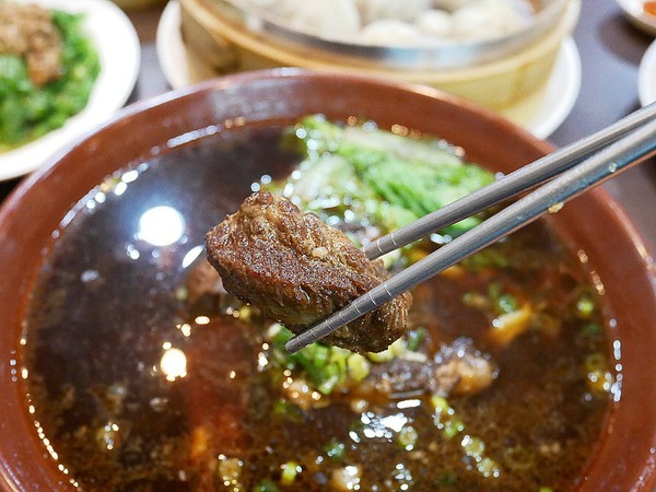 皇宸饌小籠湯包(向上店):皇宸饌小籠湯包-台中西區小吃 主打湯包蒸餃 銅板價格輕鬆享用 誰要來挑戰幸福全餐 絕對飽到走不動