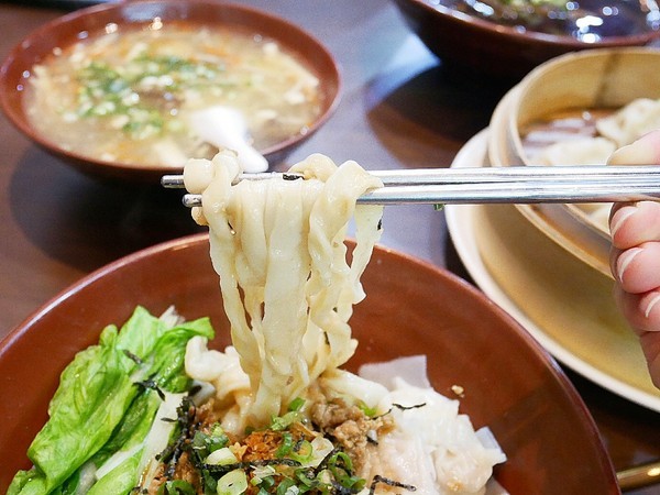 皇宸饌小籠湯包(向上店):皇宸饌小籠湯包-台中西區小吃 主打湯包蒸餃 銅板價格輕鬆享用 誰要來挑戰幸福全餐 絕對飽到走不動