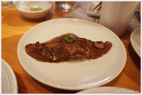 一笈壽司-30-醬燒炙燒牛腹肉握壽司.JPG
