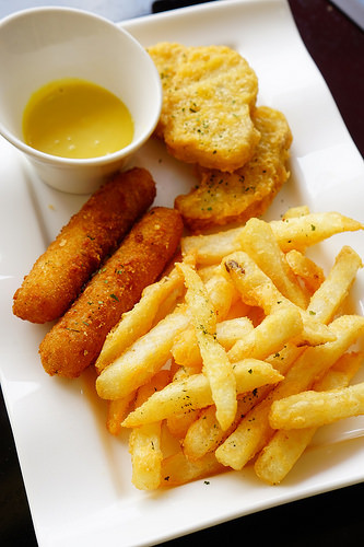 小拼盘60元,炸薯条,炸鸡块和起司条