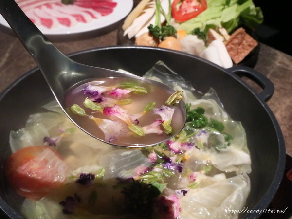 花吧 Flower8:台中美食│花吧 flower8〃超美香草火鍋,將食用花倒入鍋中,繽紛創意,顛覆你的想像~