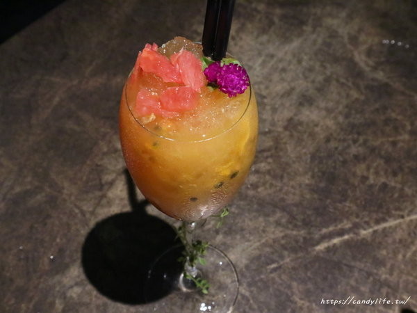 花吧 Flower8:台中美食│花吧 flower8〃超美香草火鍋,將食用花倒入鍋中,繽紛創意,顛覆你的想像~