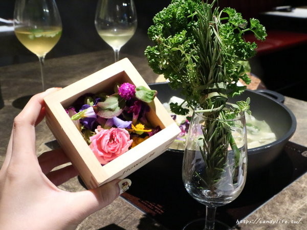花吧 Flower8:台中美食│花吧 flower8〃超美香草火鍋,將食用花倒入鍋中,繽紛創意,顛覆你的想像~