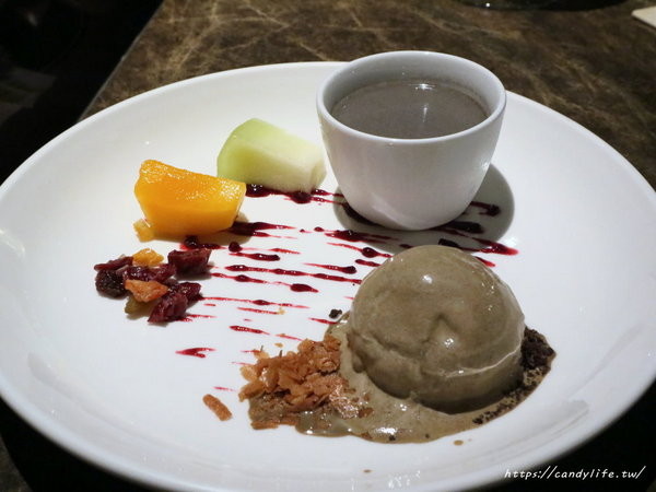 花吧 Flower8:台中美食│花吧 flower8〃超美香草火鍋,將食用花倒入鍋中,繽紛創意,顛覆你的想像~