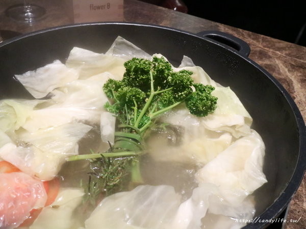 花吧 Flower8:台中美食│花吧 flower8〃超美香草火鍋,將食用花倒入鍋中,繽紛創意,顛覆你的想像~
