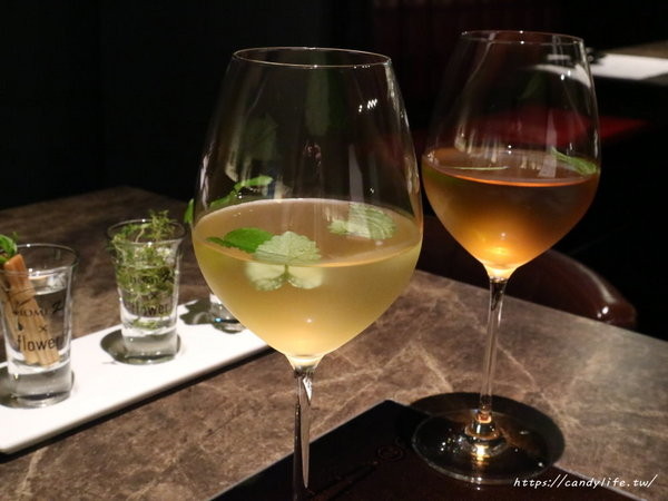 花吧 Flower8:台中美食│花吧 flower8〃超美香草火鍋,將食用花倒入鍋中,繽紛創意,顛覆你的想像~