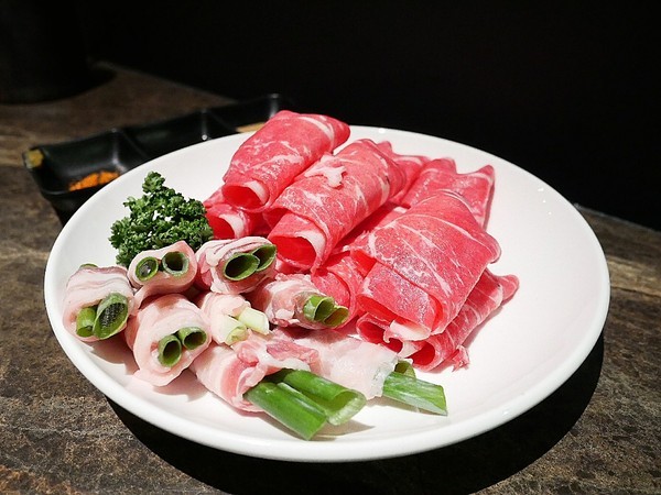 花吧Flower8：花吧 Flower8-台中西屯區特色鍋物  花草入鍋同時滿足視覺和味覺  套餐式火鍋吃飽又吃巧  還有調酒可以搭配超新奇