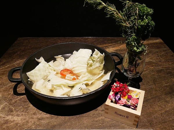 花吧Flower8：花吧 Flower8-台中西屯區特色鍋物  花草入鍋同時滿足視覺和味覺  套餐式火鍋吃飽又吃巧  還有調酒可以搭配超新奇