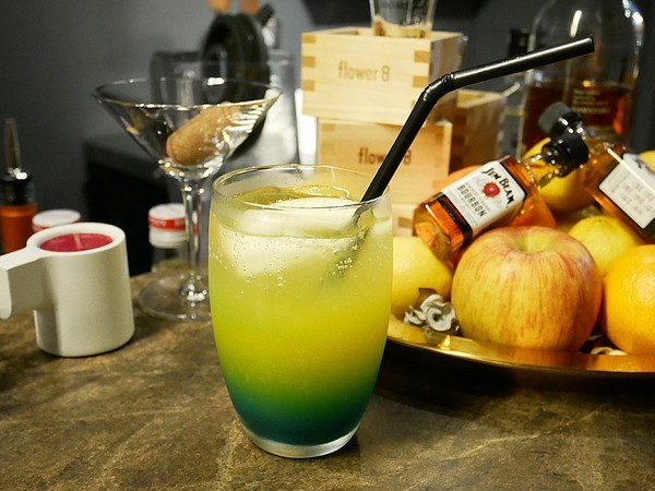 花吧Flower8：花吧 Flower8-台中西屯區特色鍋物  花草入鍋同時滿足視覺和味覺  套餐式火鍋吃飽又吃巧  還有調酒可以搭配超新奇