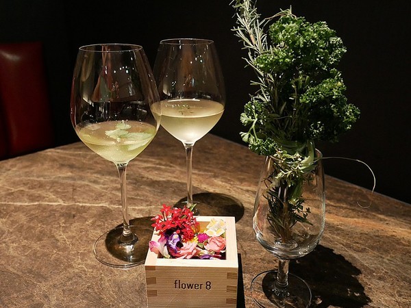 花吧Flower8：花吧 Flower8-台中西屯區特色鍋物  花草入鍋同時滿足視覺和味覺  套餐式火鍋吃飽又吃巧  還有調酒可以搭配超新奇