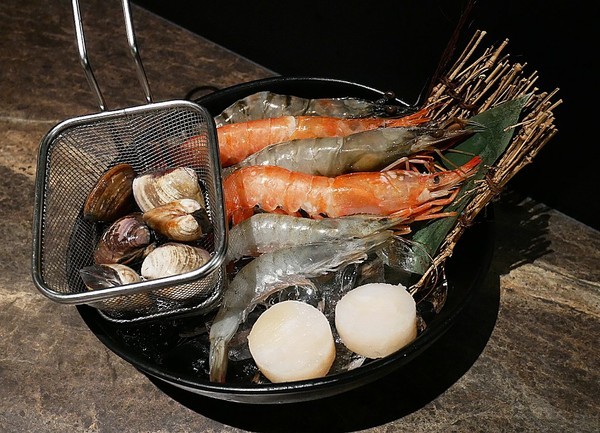 花吧Flower8：花吧 Flower8-台中西屯區特色鍋物  花草入鍋同時滿足視覺和味覺  套餐式火鍋吃飽又吃巧  還有調酒可以搭配超新奇