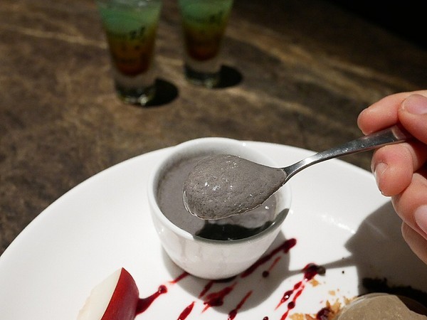 花吧Flower8：花吧 Flower8-台中西屯區特色鍋物  花草入鍋同時滿足視覺和味覺  套餐式火鍋吃飽又吃巧  還有調酒可以搭配超新奇