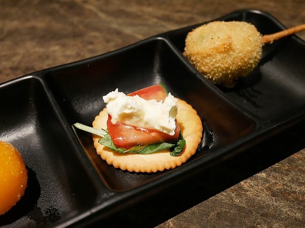 花吧Flower8：花吧 Flower8-台中西屯區特色鍋物  花草入鍋同時滿足視覺和味覺  套餐式火鍋吃飽又吃巧  還有調酒可以搭配超新奇