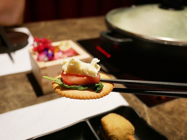 花吧Flower8：花吧 Flower8-台中西屯區特色鍋物  花草入鍋同時滿足視覺和味覺  套餐式火鍋吃飽又吃巧  還有調酒可以搭配超新奇