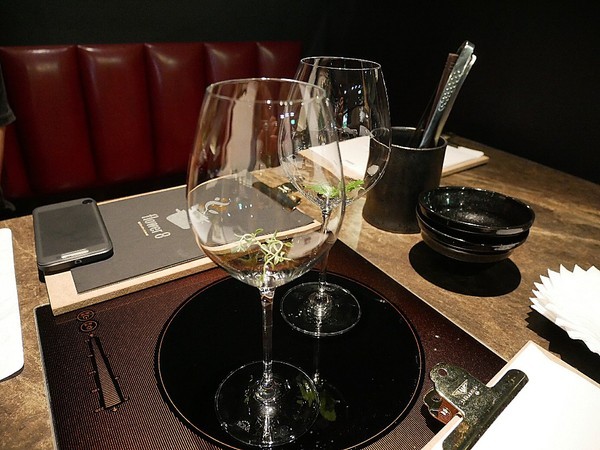 花吧Flower8：花吧 Flower8-台中西屯區特色鍋物  花草入鍋同時滿足視覺和味覺  套餐式火鍋吃飽又吃巧  還有調酒可以搭配超新奇