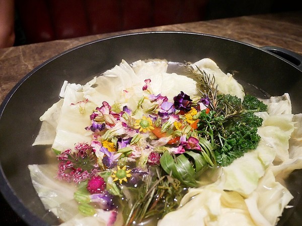 花吧Flower8：花吧 Flower8-台中西屯區特色鍋物  花草入鍋同時滿足視覺和味覺  套餐式火鍋吃飽又吃巧  還有調酒可以搭配超新奇