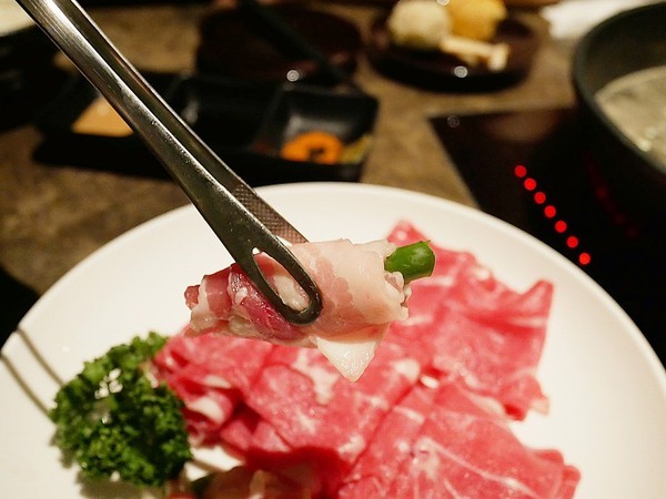 花吧Flower8：花吧 Flower8-台中西屯區特色鍋物  花草入鍋同時滿足視覺和味覺  套餐式火鍋吃飽又吃巧  還有調酒可以搭配超新奇