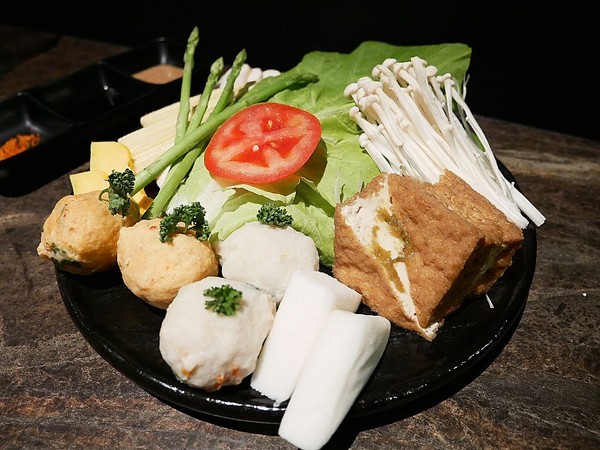 花吧Flower8：花吧 Flower8-台中西屯區特色鍋物  花草入鍋同時滿足視覺和味覺  套餐式火鍋吃飽又吃巧  還有調酒可以搭配超新奇