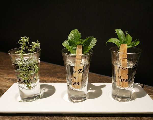 花吧Flower8：花吧 Flower8-台中西屯區特色鍋物  花草入鍋同時滿足視覺和味覺  套餐式火鍋吃飽又吃巧  還有調酒可以搭配超新奇