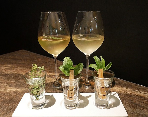 花吧Flower8：花吧 Flower8-台中西屯區特色鍋物  花草入鍋同時滿足視覺和味覺  套餐式火鍋吃飽又吃巧  還有調酒可以搭配超新奇