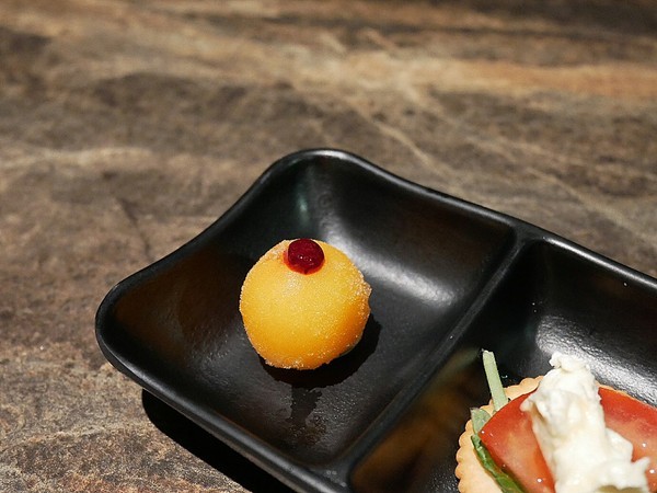 花吧Flower8：花吧 Flower8-台中西屯區特色鍋物  花草入鍋同時滿足視覺和味覺  套餐式火鍋吃飽又吃巧  還有調酒可以搭配超新奇