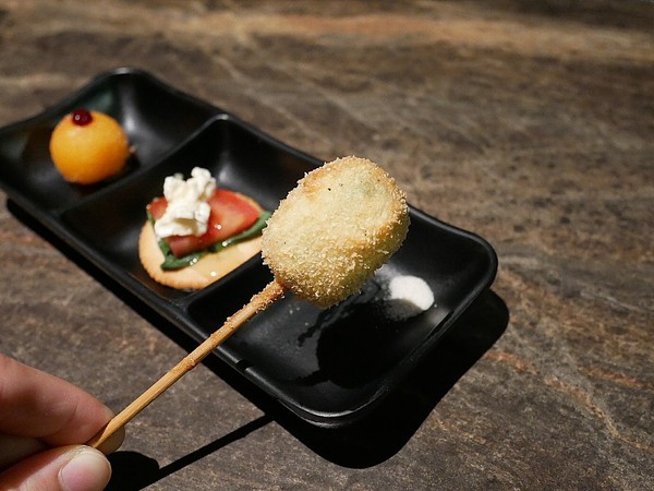 花吧Flower8：花吧 Flower8-台中西屯區特色鍋物  花草入鍋同時滿足視覺和味覺  套餐式火鍋吃飽又吃巧  還有調酒可以搭配超新奇