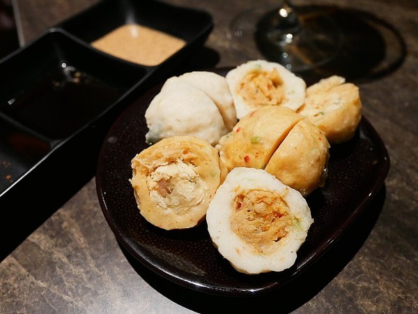 花吧Flower8：花吧 Flower8-台中西屯區特色鍋物  花草入鍋同時滿足視覺和味覺  套餐式火鍋吃飽又吃巧  還有調酒可以搭配超新奇