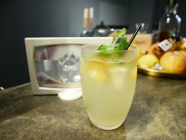 花吧Flower8：花吧 Flower8-台中西屯區特色鍋物  花草入鍋同時滿足視覺和味覺  套餐式火鍋吃飽又吃巧  還有調酒可以搭配超新奇