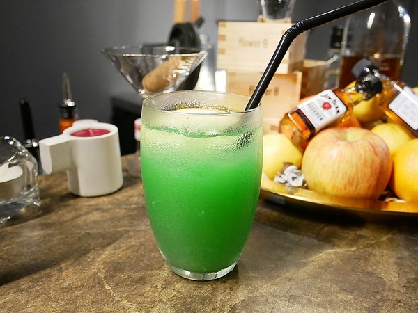 花吧Flower8：花吧 Flower8-台中西屯區特色鍋物  花草入鍋同時滿足視覺和味覺  套餐式火鍋吃飽又吃巧  還有調酒可以搭配超新奇