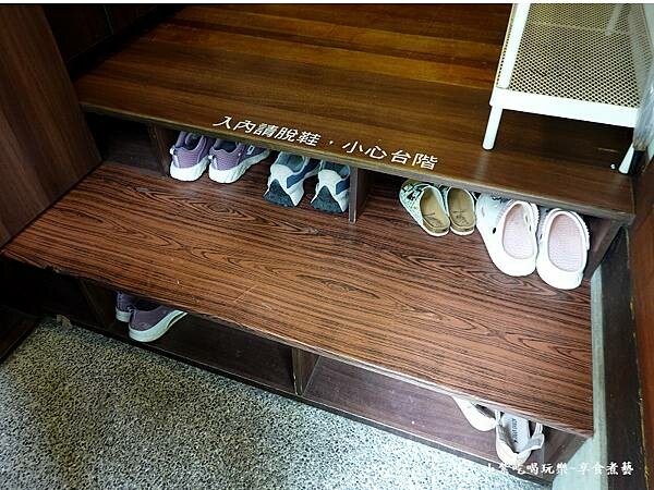 入內脫鞋-成真咖啡桃園藝文町店 (2).jpg