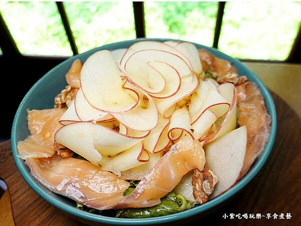 紅蘋果煙燻鮭魚沙拉-成真咖啡桃園藝文町店 (1).jpg