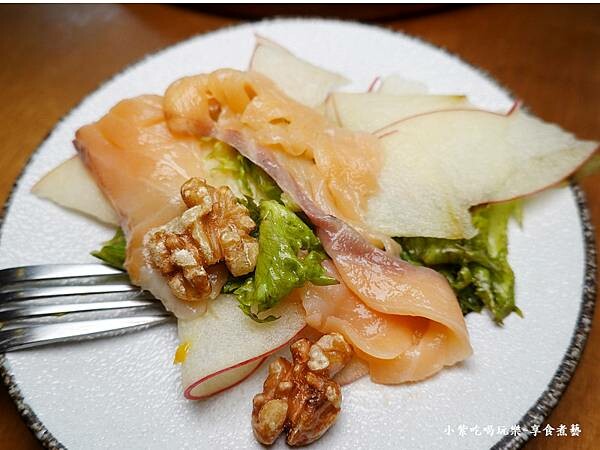 紅蘋果煙燻鮭魚沙拉-成真咖啡桃園藝文町店 (2).jpg