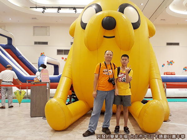 卡通夏日嘉年華15-3公尺高的大型老皮氣墊公仔留影.jpg