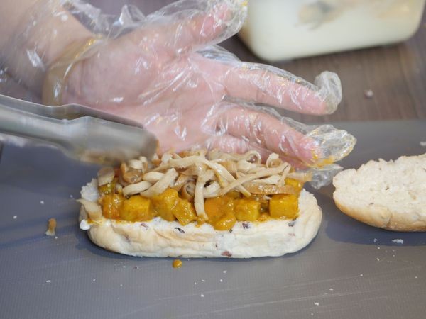 (已歇業)台中。美食:素食版五星主廚快餐車來囉!!甲菜蔬食,料多味美的古巴三明治,一吃就上癮,每日限量完售就沒囉~