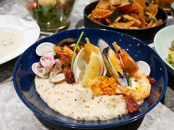 TinHouse樂庭地中海料理餐廳：TinHouse樂庭-台中逢甲網美級貨櫃屋餐館  店內店外充滿設計  餐點豐富兼具美感  多人套餐適合家人好友共享