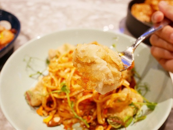 TinHouse樂庭地中海料理餐廳：TinHouse樂庭-台中逢甲網美級貨櫃屋餐館  店內店外充滿設計  餐點豐富兼具美感  多人套餐適合家人好友共享