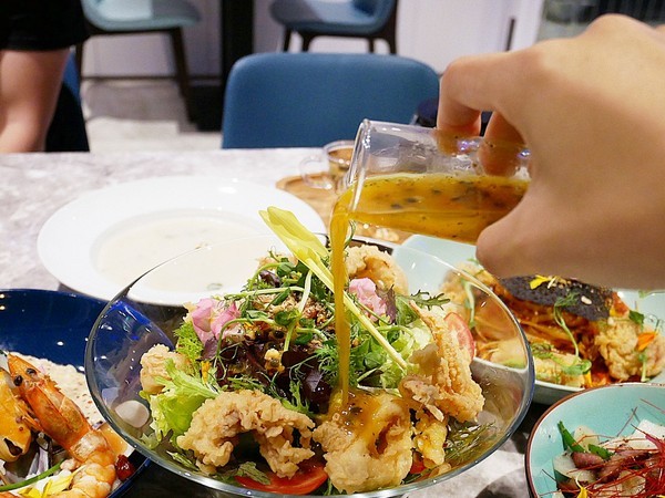 TinHouse樂庭地中海料理餐廳：TinHouse樂庭-台中逢甲網美級貨櫃屋餐館  店內店外充滿設計  餐點豐富兼具美感  多人套餐適合家人好友共享