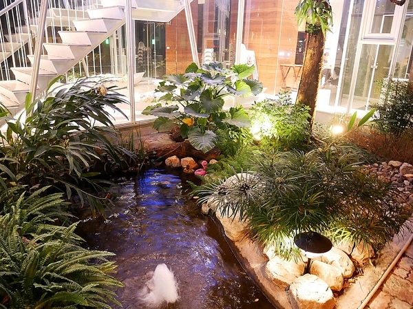 TinHouse樂庭地中海料理餐廳：TinHouse樂庭-台中逢甲網美級貨櫃屋餐館  店內店外充滿設計  餐點豐富兼具美感  多人套餐適合家人好友共享