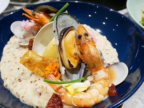 TinHouse樂庭地中海料理餐廳：TinHouse樂庭-台中逢甲網美級貨櫃屋餐館  店內店外充滿設計  餐點豐富兼具美感  多人套餐適合家人好友共享