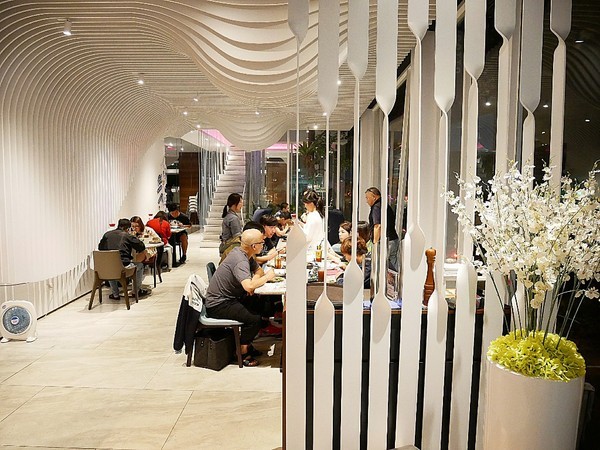 TinHouse樂庭地中海料理餐廳：TinHouse樂庭-台中逢甲網美級貨櫃屋餐館  店內店外充滿設計  餐點豐富兼具美感  多人套餐適合家人好友共享