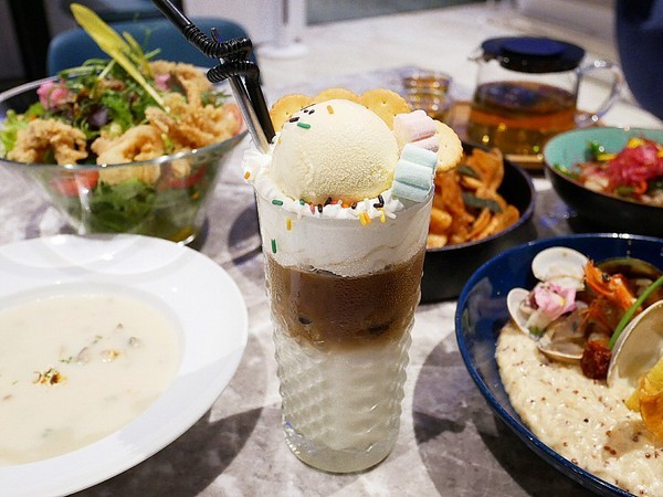 TinHouse樂庭地中海料理餐廳：TinHouse樂庭-台中逢甲網美級貨櫃屋餐館  店內店外充滿設計  餐點豐富兼具美感  多人套餐適合家人好友共享